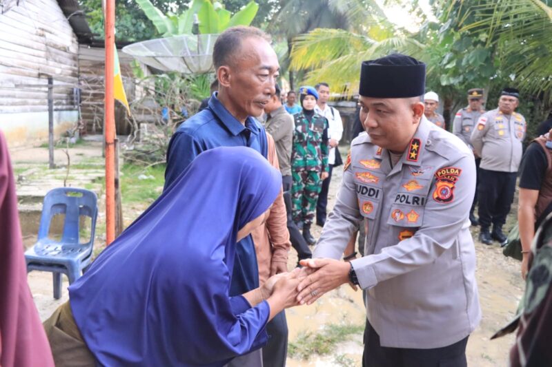 Kapolda Aceh Irjen Pol. Ruddi Setiawan bersama Pangdam Iskandar Muda Mayjen TNI Joko Hadi Susilo bertakziah ke rumah duka almarhum Pratu Galuh Nugraha di Kabupaten Aceh Timur sebagai bentuk penghormatan dan belasungkawa kepada keluarga, Minggu (26/7/2026). Foto: Dok. Istimewa