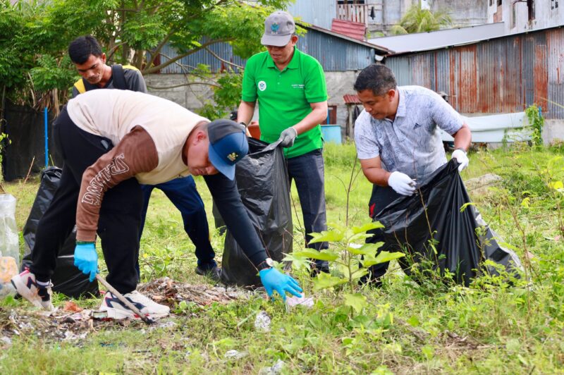 ASN bersama jajaran Pemerintah Kabupaten Aceh Barat melaksanakan gotong royong membersihkan kawasan Lapangan Teuku Umar, Meulaboh, Jumat (3/7/2026). Foto: Dok. Istimewa 