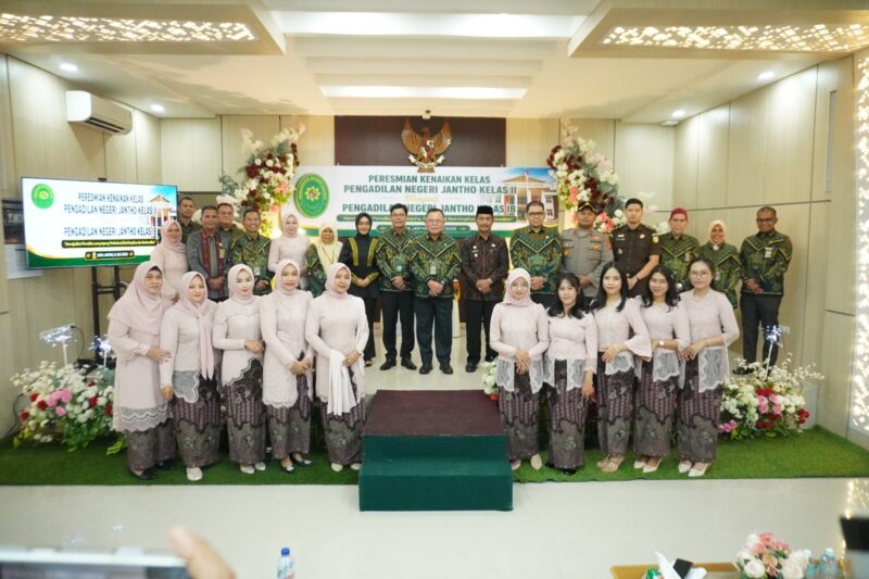 Ketua Pengadilan Tinggi Aceh, Nursyam SH MHum didampingi Forkopimda Aceh Besar dan pejabat lainnya foto bersama di sela-sela menghadiri peresmian Kenaikan Kelas Pengadilan Negeri Jantho dari Kelas II menjadi Pengadilan Negeri Jantho Kelas IB di kompleks Pengadilan Negeri Jantho, Kamis (9/6/2026). Foto: Dok. MC Aceh Besar