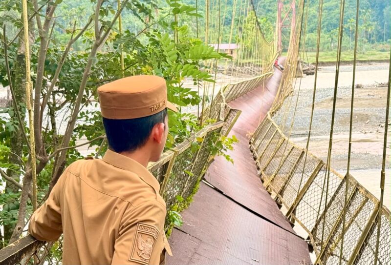 Bupati Aceh Barat Tarmizi meninjau progres pembangunan Jembatan Jambak–Canggai di Kecamatan Pante Ceureumen yang mulai dikerjakan untuk memulihkan akses masyarakat pascabanjir, Rabu (22/7/2026). Foto: Dok. Istimewa 