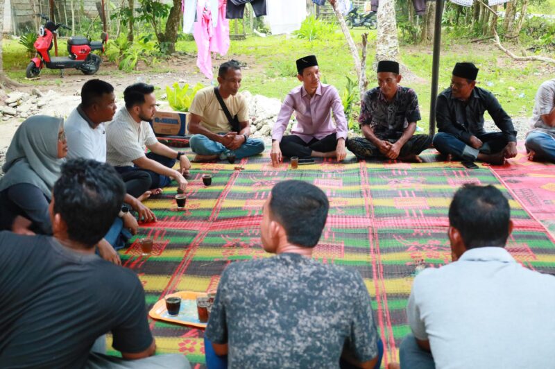 Suasana penyampaian klarifikasi oleh keluarga almarhum Badli terkait pemberitaan yang menyebut almarhum tinggal di gubuk kebun di kawasan Cot Kumbang Pulo, Kecamatan Arongan Lambalek, Aceh Barat, Minggu (19/7/2026). Foto: Dok. Istimewa 