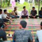Suasana penyampaian klarifikasi oleh keluarga almarhum Badli terkait pemberitaan yang menyebut almarhum tinggal di gubuk kebun di kawasan Cot Kumbang Pulo, Kecamatan Arongan Lambalek, Aceh Barat, Minggu (19/7/2026). Foto: Dok. Istimewa 