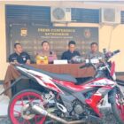Kapolres Bengkulu Selatan, AKBP Aron Sebastian, S.I.K., M.Si., didampingi Kasat Reskrim AKP Reno Wijaya, S.E., M.H., menunjukkan barang bukti saat konferensi pers pengungkapan kasus tindak pidana kekerasan yang mengakibatkan korban meninggal dunia di Mapolres Bengkulu Selatan, Selasa (14/7/2026). Foto: Dok. Istimewa
