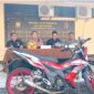 Kapolres Bengkulu Selatan, AKBP Aron Sebastian, S.I.K., M.Si., didampingi Kasat Reskrim AKP Reno Wijaya, S.E., M.H., menunjukkan barang bukti saat konferensi pers pengungkapan kasus tindak pidana kekerasan yang mengakibatkan korban meninggal dunia di Mapolres Bengkulu Selatan, Selasa (14/7/2026). Foto: Dok. Istimewa 
