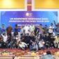 Peserta UKW PWI Aceh Angkatan XXI (jenjang Muda dan Madya) foto bersama dengan Ketua PWI Aceh, Nasir Nurdin setelah seremoni penutupan, Kamis sore (16/7/2026) di Amel Hotel Banda Aceh. Foto: Dok. Peserta UKW
