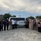Illiza Sa'aduddin Djamal dan Ir. Amir Ridha berfoto bersama para guru Kemukiman Lamteuba, Ketua ICMI Aceh Besar Prof. Muji Mulia, kepala sekolah, serta tamu undangan usai penyerahan satu unit mobil operasional bagi guru di Aceh Besar, Selasa (14/7/2026). Foto: Dok. Istimewa