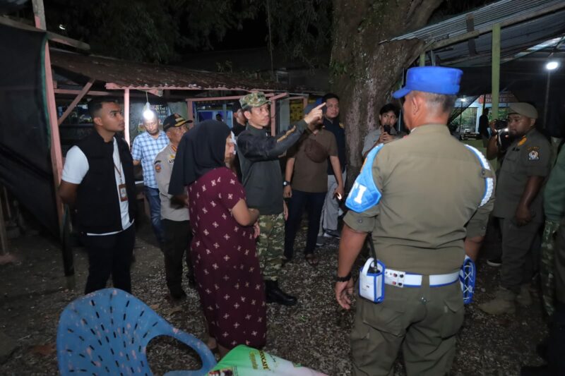 Bupati Aceh Barat Tarmizi, SP, MM, memimpin razia gabungan bersama TNI, Polri, Satpol PP dan WH, serta instansi terkait di sejumlah kafe kawasan Desa Ujong Karang, Kecamatan Johan Pahlawan, Jumat (17/7/2026) malam. Foto: Dok. Istimewa 
