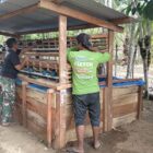 Satgas TMMD ke-129 Kodim 0102/Pidie merampungkan pembangunan kandang ayam petelur dan kolam ikan lele di halaman rumah Nyak Ubit, Desa Lhok Panah, Selasa (11/8/2026). Foto: Dok. Istimewa