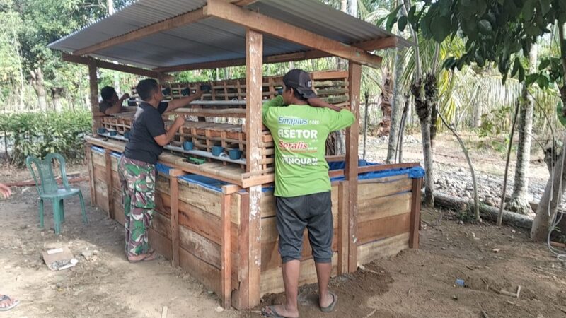 Satgas TMMD ke-129 Kodim 0102/Pidie merampungkan pembangunan kandang ayam petelur dan kolam ikan lele di halaman rumah Nyak Ubit, Desa Lhok Panah, Selasa (11/8/2026). Foto: Dok. Istimewa 
