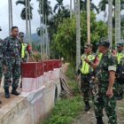 Tim Inspektorat Kodam Iskandar Muda bersama Dandim 0108/Agara Letkol Czi Arya Murdyantoro meninjau pembangunan sejumlah jembatan di wilayah Kabupaten Aceh Tenggara, Rabu (26/8/2026). Foto: Dok. Istimewa
