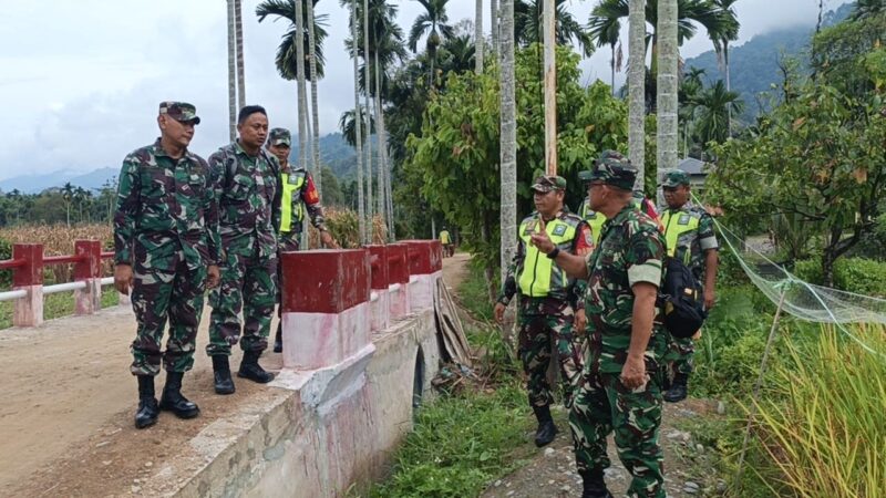 Tim Inspektorat Kodam Iskandar Muda bersama Dandim 0108/Agara Letkol Czi Arya Murdyantoro meninjau pembangunan sejumlah jembatan di wilayah Kabupaten Aceh Tenggara, Rabu (26/8/2026). Foto: Dok. Istimewa 