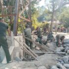 Personel Babinsa, Satgas pembangunan, dan masyarakat bergotong royong mengerjakan struktur pondasi Jembatan Gantung Perintis di Desa Lawe Ger Ger, Kecamatan Ketambe, Aceh Tenggara, Sabtu (8/8/2026). Foto: Dok. Istimewa