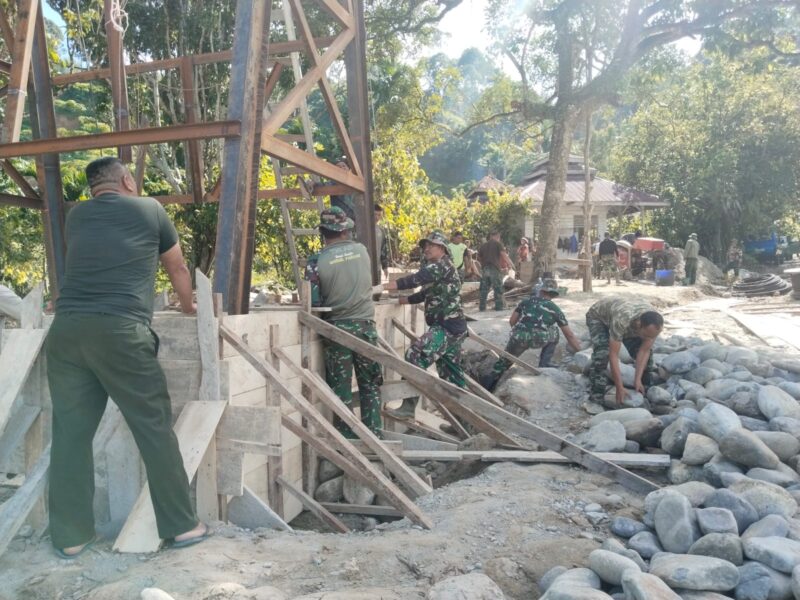 Personel Babinsa, Satgas pembangunan, dan masyarakat bergotong royong mengerjakan struktur pondasi Jembatan Gantung Perintis di Desa Lawe Ger Ger, Kecamatan Ketambe, Aceh Tenggara, Sabtu (8/8/2026). Foto: Dok. Istimewa 