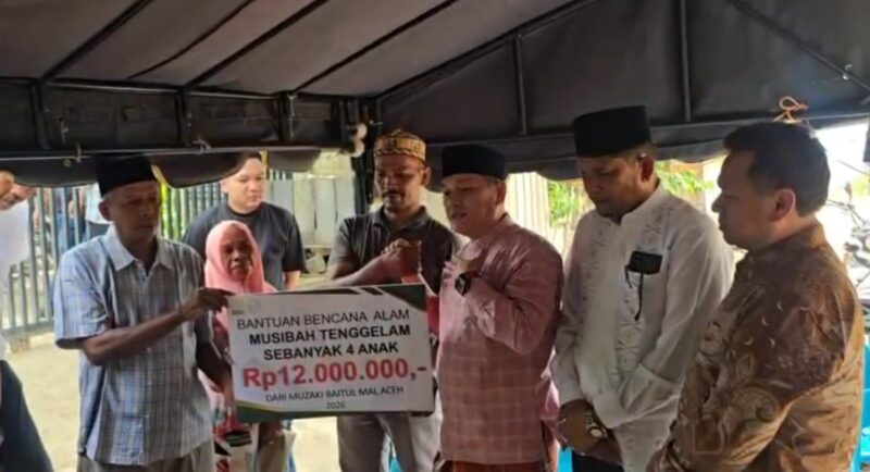 Ketua Badan Baitul Mal Aceh, Muhammad Yunus, menyerahkan santunan sebesar Rp12 juta dan bantuan sembako kepada keluarga empat anak yang meninggal dunia akibat musibah tenggelam di Pantai Ujong Batee, Kamis (6/8/2026). Foto: Dok. Istimewa 