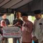 Ketua Badan Baitul Mal Aceh, Muhammad Yunus, menyerahkan santunan sebesar Rp12 juta dan bantuan sembako kepada keluarga empat anak yang meninggal dunia akibat musibah tenggelam di Pantai Ujong Batee, Kamis (6/8/2026). Foto: Dok. Istimewa 