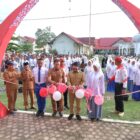 Wakil Bupati Aceh Barat Said Fadheil melakukan pemotongan pita sebagai tanda dimulainya masa karantina calon Paskibraka Aceh Barat, Senin (10/8/2026). Foto: Dok. Istimewa