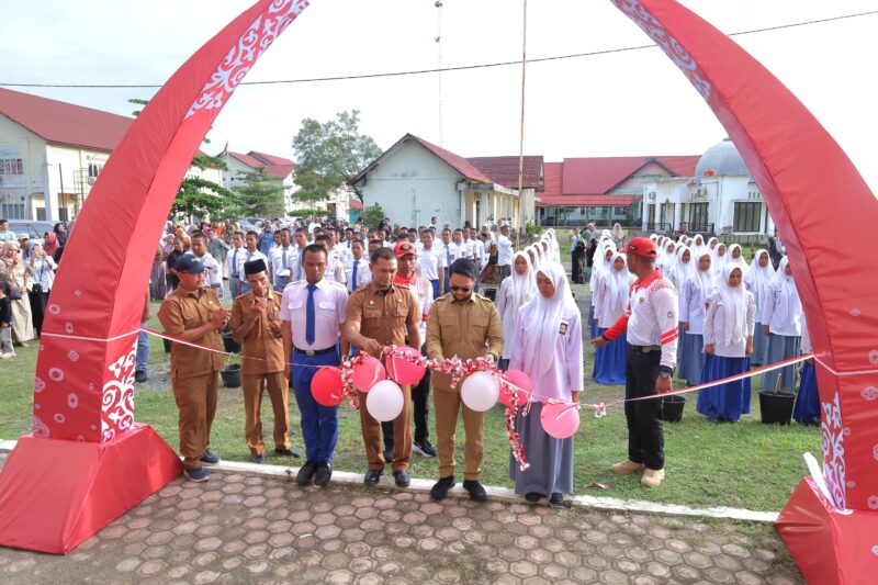 Wakil Bupati Aceh Barat Said Fadheil melakukan pemotongan pita sebagai tanda dimulainya masa karantina calon Paskibraka Aceh Barat, Senin (10/8/2026). Foto: Dok. Istimewa 