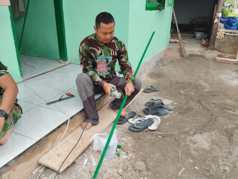 Satgas TMMD ke-129 Kodim 0107/Aceh Selatan mengebut tahap finishing pembangunan rumah Salami di Desa Kemumu Hilir, Kecamatan Labuhanhaji Timur, Aceh Selatan, Senin (10/8/2026). Foto: Dok. Istimewa 