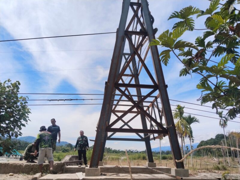 TNI bersama masyarakat bergotong royong mengerjakan pembangunan Jembatan Gantung Perintis Garuda yang diharapkan memperkuat akses dan mendukung aktivitas warga Desa Lawe Ger Ger, Kecamatan Ketambe, Jumat (21/8/2026). Foto: Dok. Istimewa 