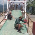Anggota Satgas Jembatan Gantung Perintis Kodim 0108/Agara bersama tim las dan masyarakat melakukan pengecatan Jembatan Gantung Perintis Garuda di Desa Kumbang Jaya, Aceh Tenggara, Selasa (25/8/2026). Foto: Dok. Istimewa 