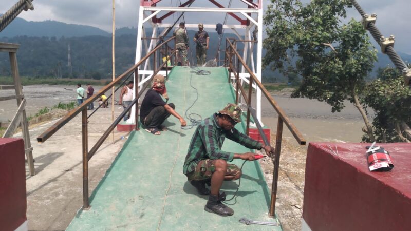 Anggota Satgas Jembatan Gantung Perintis Kodim 0108/Agara bersama tim las dan masyarakat melakukan pengecatan Jembatan Gantung Perintis Garuda di Desa Kumbang Jaya, Aceh Tenggara, Selasa (25/8/2026). Foto: Dok. Istimewa 