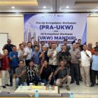 Peserta Uji Kompetensi Wartawan (UKW) SPS Aceh bersama penguji dan panitia berfoto bersama usai penutupan UKW gelombang pertama di Diana Hotel Banda Aceh, Sabtu (29/8/2026). Foto: Dok. Istimewa