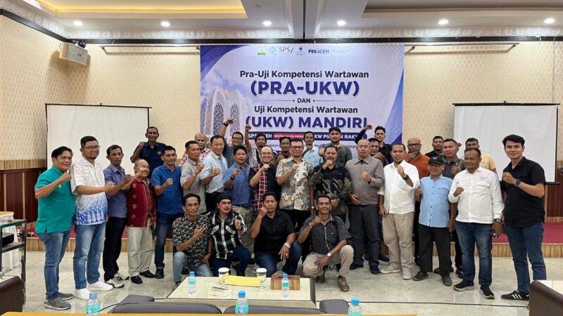 Peserta Uji Kompetensi Wartawan (UKW) SPS Aceh bersama penguji dan panitia berfoto bersama usai penutupan UKW gelombang pertama di Diana Hotel Banda Aceh, Sabtu (29/8/2026). Foto: Dok. Istimewa 