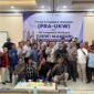 Peserta Uji Kompetensi Wartawan (UKW) SPS Aceh bersama penguji dan panitia berfoto bersama usai penutupan UKW gelombang pertama di Diana Hotel Banda Aceh, Sabtu (29/8/2026). Foto: Dok. Istimewa 