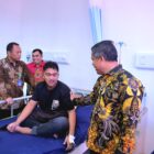 Plt Sekda Aceh Barat Kurdi bersama jajaran RSUD Cut Nyak Dhien dan tim Smile Train Indonesia meninjau pelaksanaan bakti sosial operasi bibir sumbing gratis di RSUD CND Meulaboh, Sabtu (15/8/2026). Foto: Dok. Istimewa 