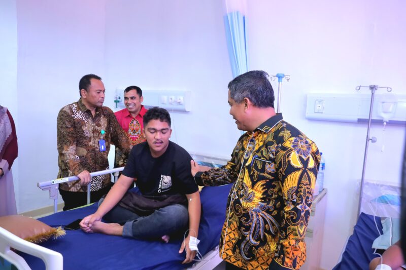 Plt Sekda Aceh Barat Kurdi bersama jajaran RSUD Cut Nyak Dhien dan tim Smile Train Indonesia meninjau pelaksanaan bakti sosial operasi bibir sumbing gratis di RSUD CND Meulaboh, Sabtu (15/8/2026). Foto: Dok. Istimewa 