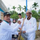 Wakil Bupati Aceh Besar menyerahkan secara simbolis bantuan alat kebersihan dan perlengkapan tani kepada perwakilan petani saat kegiatan gotong royong di Gampong Piyeung Mon Ara, Kecamatan Montasik, Kabupaten Aceh Besar, Jumat (7/8/2026). Foto: Dok. MC Aceh Besar
