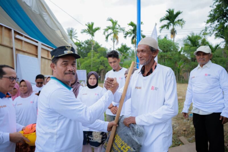 Wakil Bupati Aceh Besar menyerahkan secara simbolis bantuan alat kebersihan dan perlengkapan tani kepada perwakilan petani saat kegiatan gotong royong di Gampong Piyeung Mon Ara, Kecamatan Montasik, Kabupaten Aceh Besar, Jumat (7/8/2026). Foto: Dok. MC Aceh Besar
