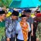 Bupati Simeulue Muhammad Nasrun Mikaris, saat mendampingi Menteri pendidikan dasar dan menengah di SD Plus Muhammadiyah. (Foto: Dok, Agus Muliadi/Acehnow.)