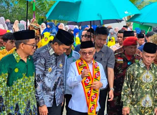 Bupati Simeulue Muhammad Nasrun Mikaris, saat mendampingi Menteri pendidikan dasar dan menengah di SD Plus Muhammadiyah. (Foto: Dok, Agus Muliadi/Acehnow.)
