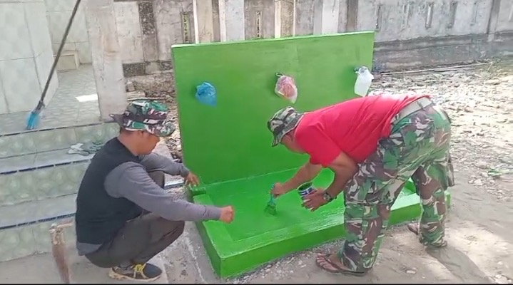 Satgas TMMD ke-129 Kodim 0102/Pidie bersama masyarakat merampungkan pembangunan tempat wudu di Kompleks Meunasah Desa Blang Cot, Kecamatan Sakti, Pidie, yang kini telah selesai 100 persen dan siap digunakan, Senin (10/8/2026). Foto: Dok. Istimewa 