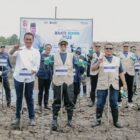 Relawan Bakti BUMN bersama masyarakat melakukan penanaman 15.000 bibit mangrove di lahan kritis seluas 5 hektare di kawasan Sungai Kuruk III, Aceh Tamiang, dalam rangka mendukung pemulihan ekosistem pesisir dan pemberdayaan ekonomi masyarakat, 16-19 Agustus 2026. Foto: Dok. Istimewa 