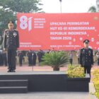 Wakapolda Aceh Brigjen Pol. Ari Wahyu Widodo bertindak sebagai inspektur upacara pengibaran bendera Merah Putih dalam rangka HUT ke-81 Kemerdekaan RI di Mapolda Aceh, Senin (17/8/2026). Foto: Dok. Istimewa