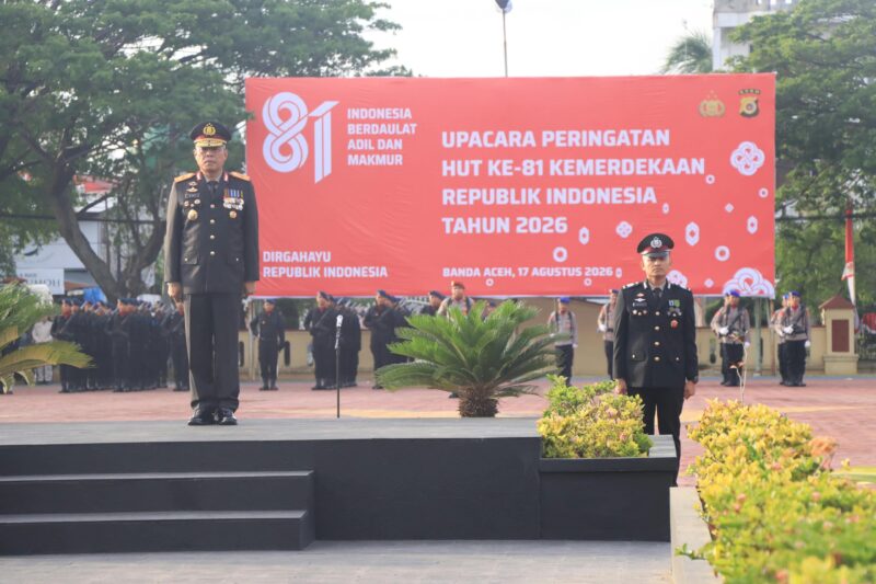 Wakapolda Aceh Brigjen Pol. Ari Wahyu Widodo bertindak sebagai inspektur upacara pengibaran bendera Merah Putih dalam rangka HUT ke-81 Kemerdekaan RI di Mapolda Aceh, Senin (17/8/2026). Foto: Dok. Istimewa