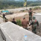 Personel bersama masyarakat mengerjakan pembangunan Jembatan Gantung Perintis Garuda Merah Putih di Desa Lawe Pinis, Kecamatan Darul Hasanah, Aceh Tenggara, Kamis (27/8/2026). Foto: Dok. Istimewa