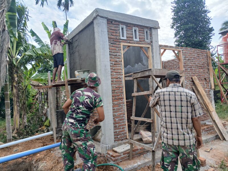 Personel Satgas TMMD Ke-129 Kodim 0102/Pidie bersama masyarakat melanjutkan pembangunan fasilitas MCK di kawasan Tempat Pemakaman Umum (TPU) Desa Blang Cot, Kecamatan Sakti, Kabupaten Pidie, Rabu (5/8/2026). Foto: Dok. Istimewa
