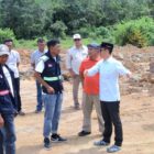 Bupati Aceh Barat Tarmizi SP, MM bersama jajaran meninjau progres persiapan lahan pembangunan Sekolah Rakyat di Desa Ujong Tanjong, Kecamatan Meureubo, Aceh Barat, Sabtu (8/8/2026). Foto: Dok. Istimewa