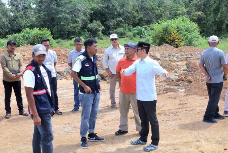 Bupati Aceh Barat Tarmizi SP, MM bersama jajaran meninjau progres persiapan lahan pembangunan Sekolah Rakyat di Desa Ujong Tanjong, Kecamatan Meureubo, Aceh Barat, Sabtu (8/8/2026). Foto: Dok. Istimewa 