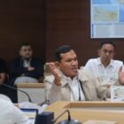 Wagub Aceh Fadhullah (Dek Fadh) bersama Bupati Gayo Lues Suhaidi saat berkoordinasi dengan Kementerian PU terkait pemulihan jalan dan jembatan terdampak bencana hidrometeorologi di Gayo Lues, Jakarta, Senin (24/8/2026). Foto: Dok. Istimewa 