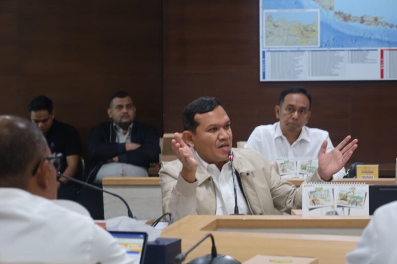 Wagub Aceh Fadhullah (Dek Fadh) bersama Bupati Gayo Lues Suhaidi saat berkoordinasi dengan Kementerian PU terkait pemulihan jalan dan jembatan terdampak bencana hidrometeorologi di Gayo Lues, Jakarta, Senin (24/8/2026). Foto: Dok. Istimewa 