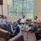 Pelaksana Harian Kasatgaswil Aceh Densus 88 Antiteror Polri AKBP Goentoro Wisnoe Tjahjono bersama Kepala Dispora Aceh T. Banta Nuzullah saat menggelar koordinasi penguatan sinergi pencegahan intoleransi, radikalisme, ekstremisme, dan terorisme (IRET) di kalangan generasi muda di Kantor Dispora Aceh, Banda Aceh. Foto: Dok. Istimewa