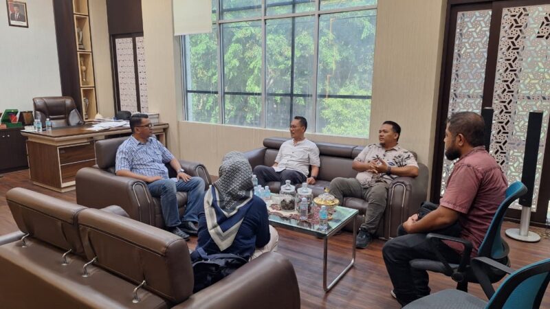 Pelaksana Harian Kasatgaswil Aceh Densus 88 Antiteror Polri AKBP Goentoro Wisnoe Tjahjono bersama Kepala Dispora Aceh T. Banta Nuzullah saat menggelar koordinasi penguatan sinergi pencegahan intoleransi, radikalisme, ekstremisme, dan terorisme (IRET) di kalangan generasi muda di Kantor Dispora Aceh, Banda Aceh. Foto: Dok. Istimewa 