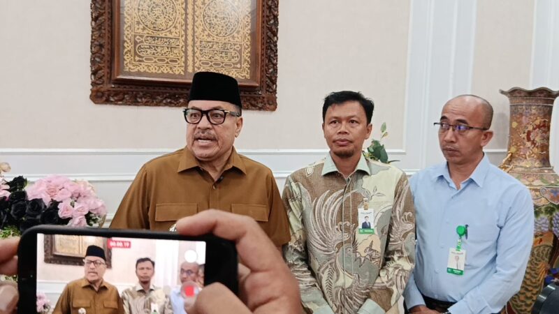 Bupati Nagan Raya Dr. TR. Keumangan memberikan keterangan kepada awak media usai menerima dividen Tahun Buku 2025 sebesar Rp1,63 miliar dan dana zakat perusahaan Rp400 juta dari Bank Aceh Syariah di Pendopo Bupati Nagan Raya, Selasa (4/8/2026). Foto: Dok. Istimewa 