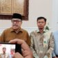 Bupati Nagan Raya Dr. TR. Keumangan memberikan keterangan kepada awak media usai menerima dividen Tahun Buku 2025 sebesar Rp1,63 miliar dan dana zakat perusahaan Rp400 juta dari Bank Aceh Syariah di Pendopo Bupati Nagan Raya, Selasa (4/8/2026). Foto: Dok. Istimewa 