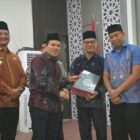 Wagub Aceh didampingi Kepala DSI Aceh menyerahkan bantuan mushaf Al-Quran di Aceh Tamiang. Foto: Dok. Istimewa