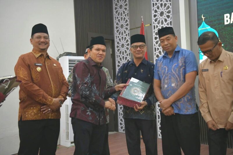 Wagub Aceh didampingi Kepala DSI Aceh menyerahkan bantuan mushaf Al-Quran di Aceh Tamiang. Foto: Dok. Istimewa 